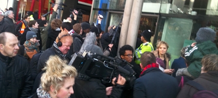 Kamerateams vor dem UK Uncut-Protest in der Oxford Street